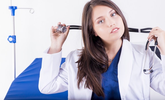 Dokter mata wanita