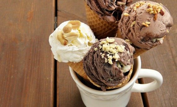 Ice cream cokelat dan vanilla