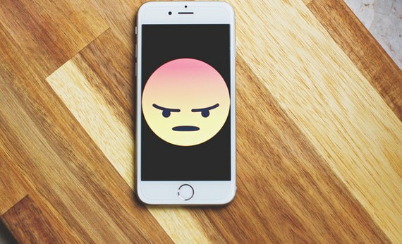 Emoticon marah Facebook di smartphone