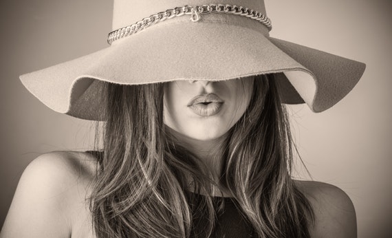 Wanita memakai topi