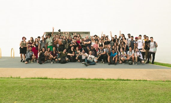 Sekelompok orang sedang foto bersama
