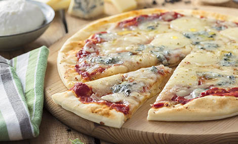 Makanan Pizza Italia bernama Pizza quattro formaggi
