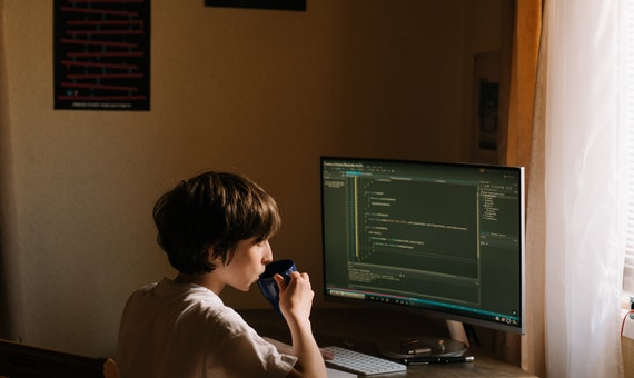 Wanita sedang coding