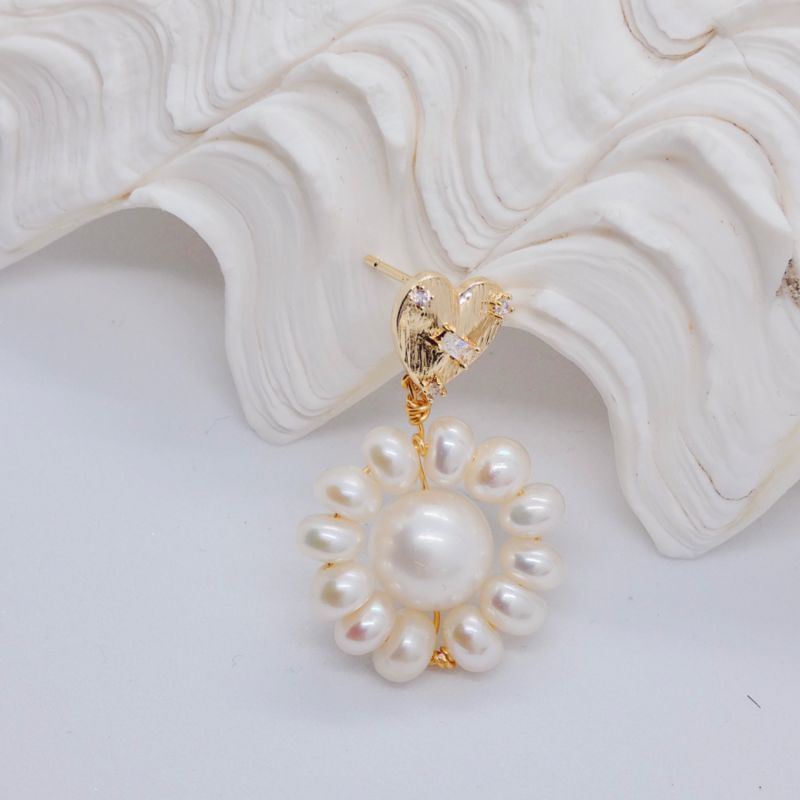 Amore Crystal Heart Flower Pearl Earrings image