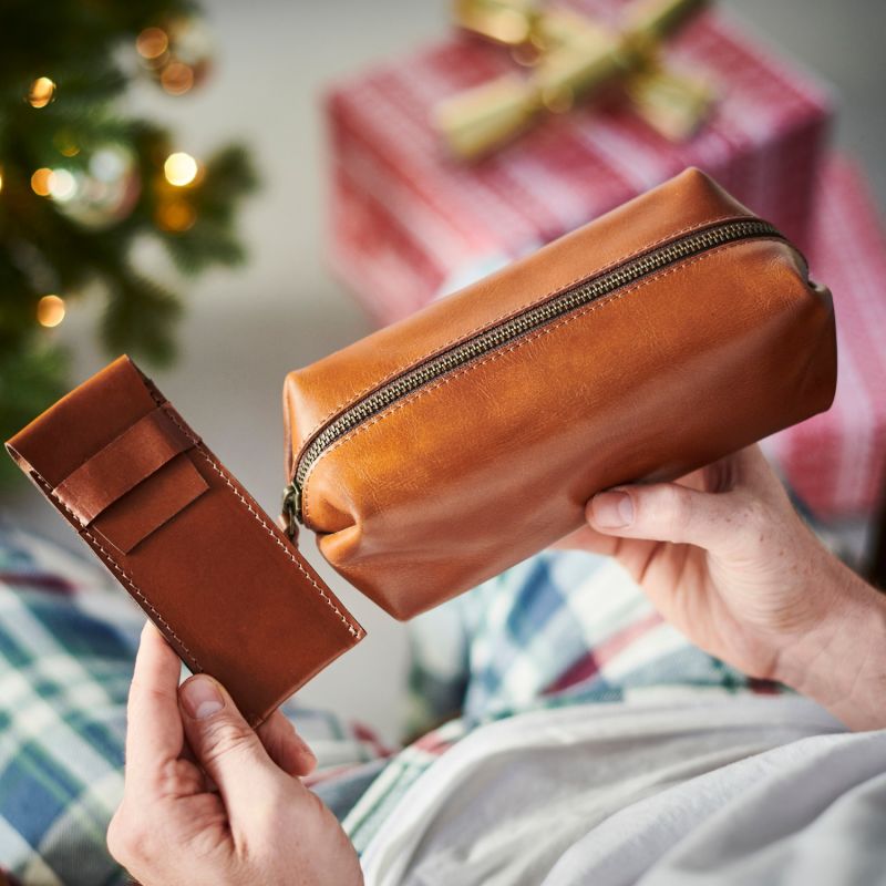 Classic Tan Leather Shaving Bag With Razor Cover image