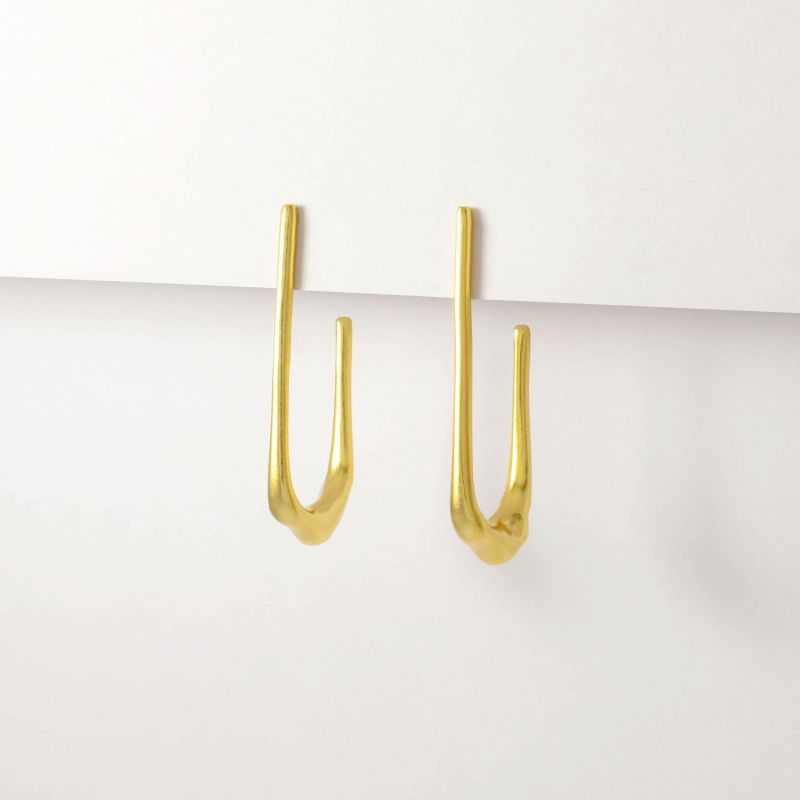 Wavy Oval Gold Hoop Earrings image