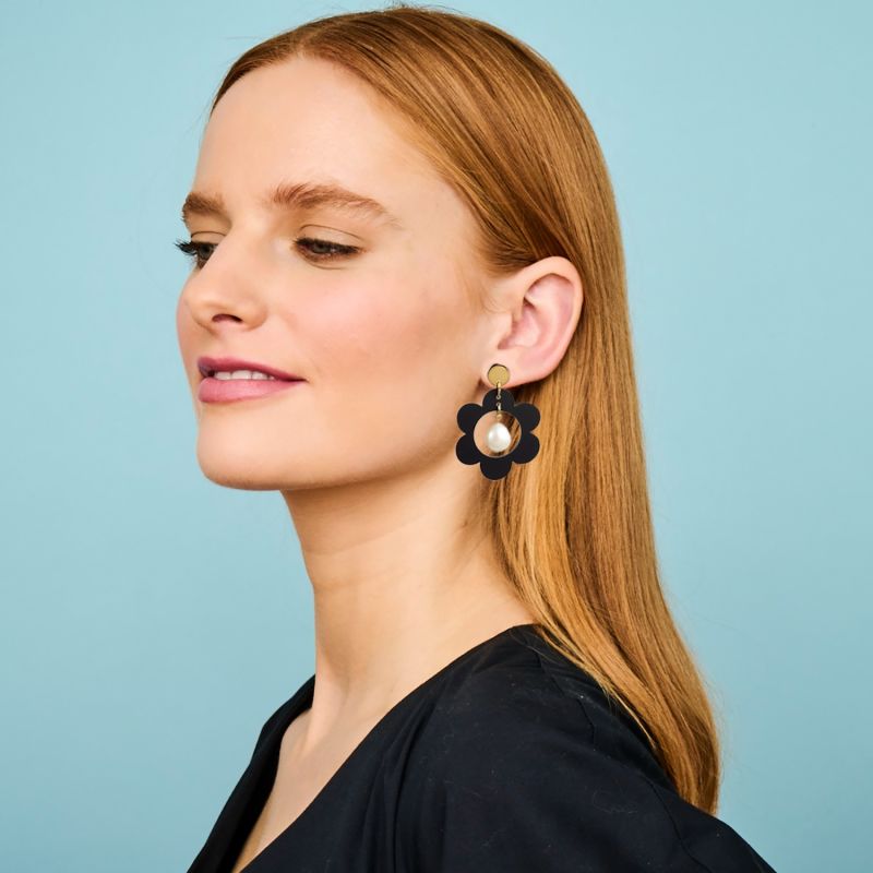 Daisy Pearl Earrings - Black image