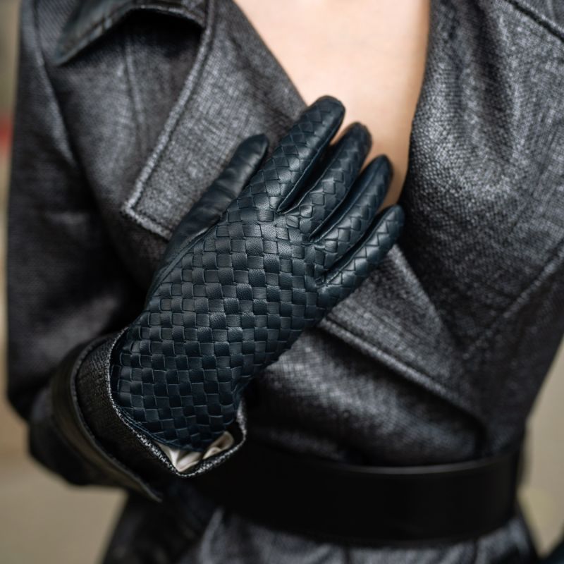 Intrecciato- Women's Woven Leather Gloves in Navy Blue image