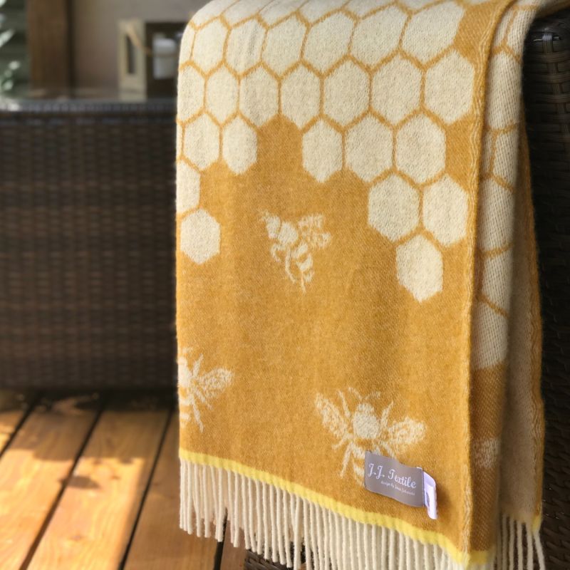 Bee Throw image