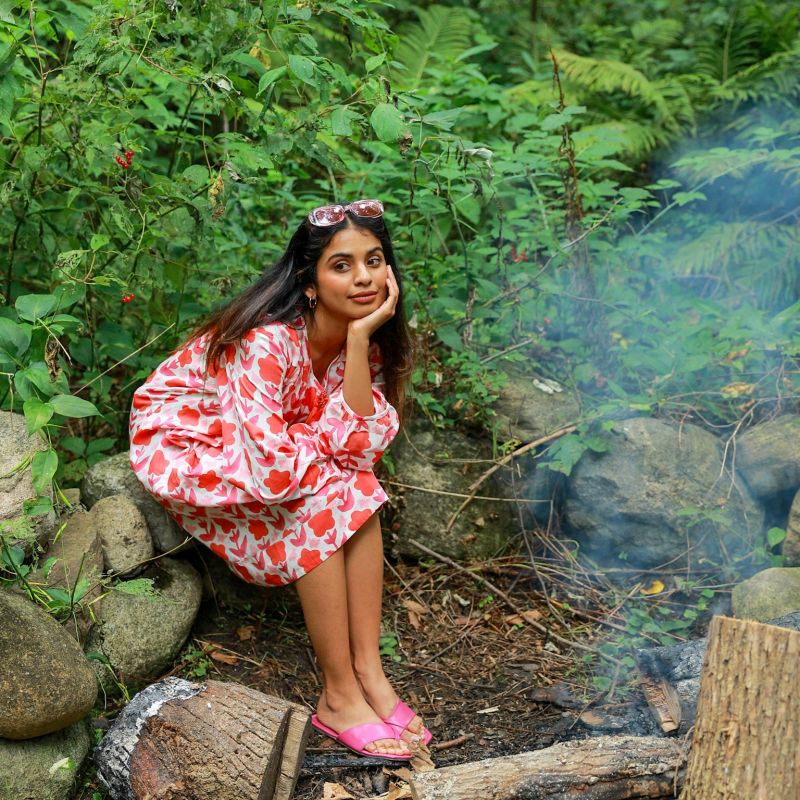 Joni Organic Cotton Tassel Tie Dress With Bracelet Sleeves And Side Pockets In Pink And Red Zinnia Block Print image