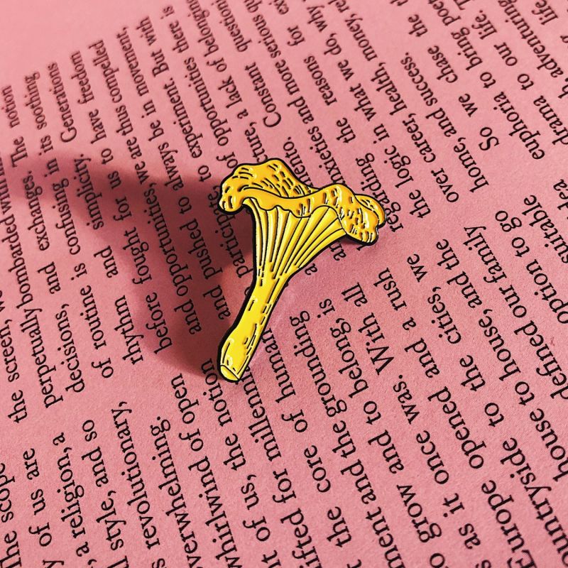 Enamel Pin Chanterelle image