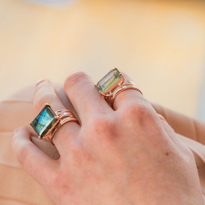 Rose Gold Ring With Labradorite Gemstone Pietra image