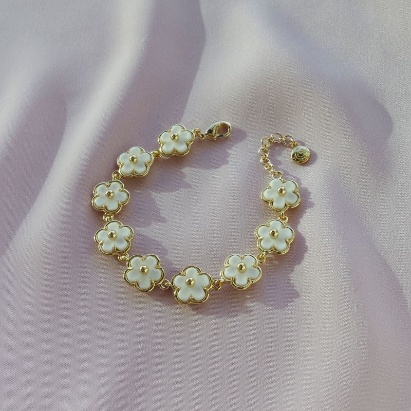 Porcelain Daisy Cluster Bracelet image