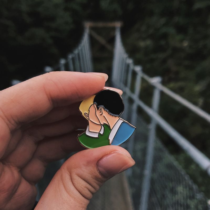 Enamel Pin Kiss image