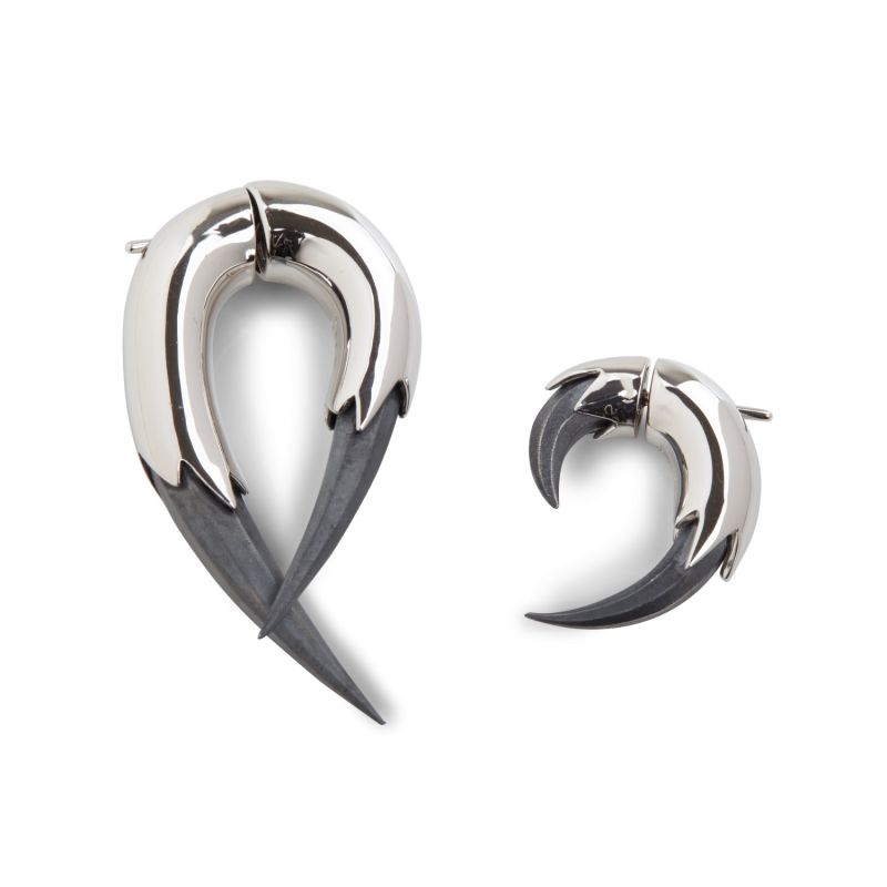 Small Vampire Claw Earrings Silver image