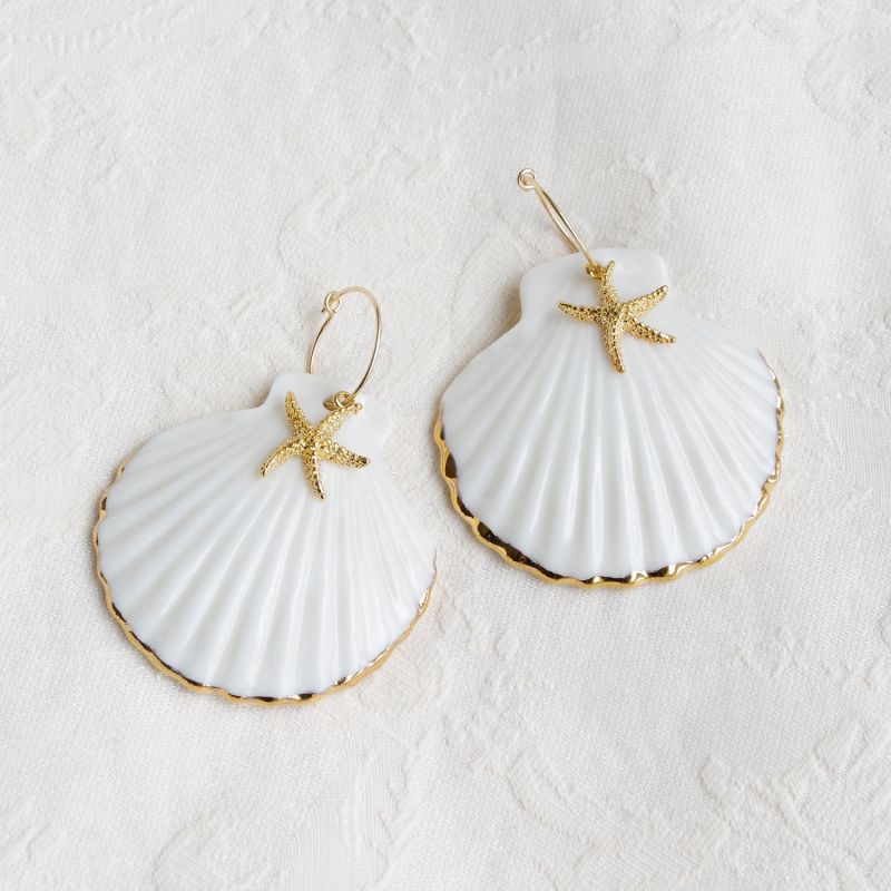 Golden Edge Clam Shell With Starfish Hoop Earrings image