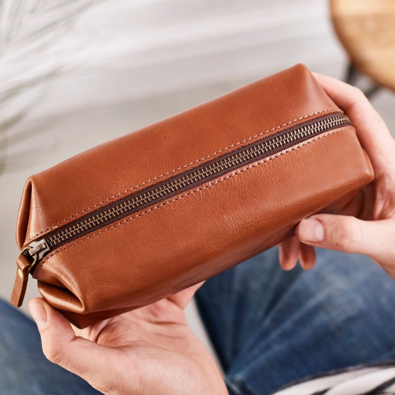 Classic Tan Leather Shaving Bag With Razor Cover image