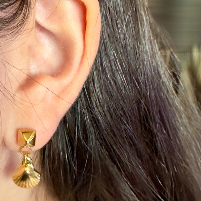 Venus Seashell And Spike Asymmetric Earrings In Yellow Gold image