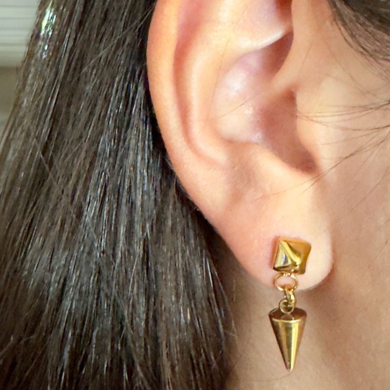 Venus Seashell And Spike Asymmetric Earrings In Yellow Gold image