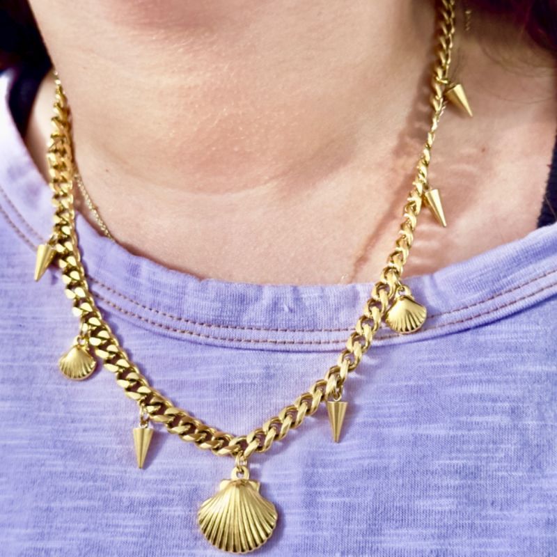 Venus Shell And Spike Curb Chain Necklace In Yellow Gold image