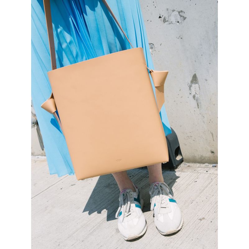 Women’s Minimal Leather Bucket Tote Bag- Cashew image