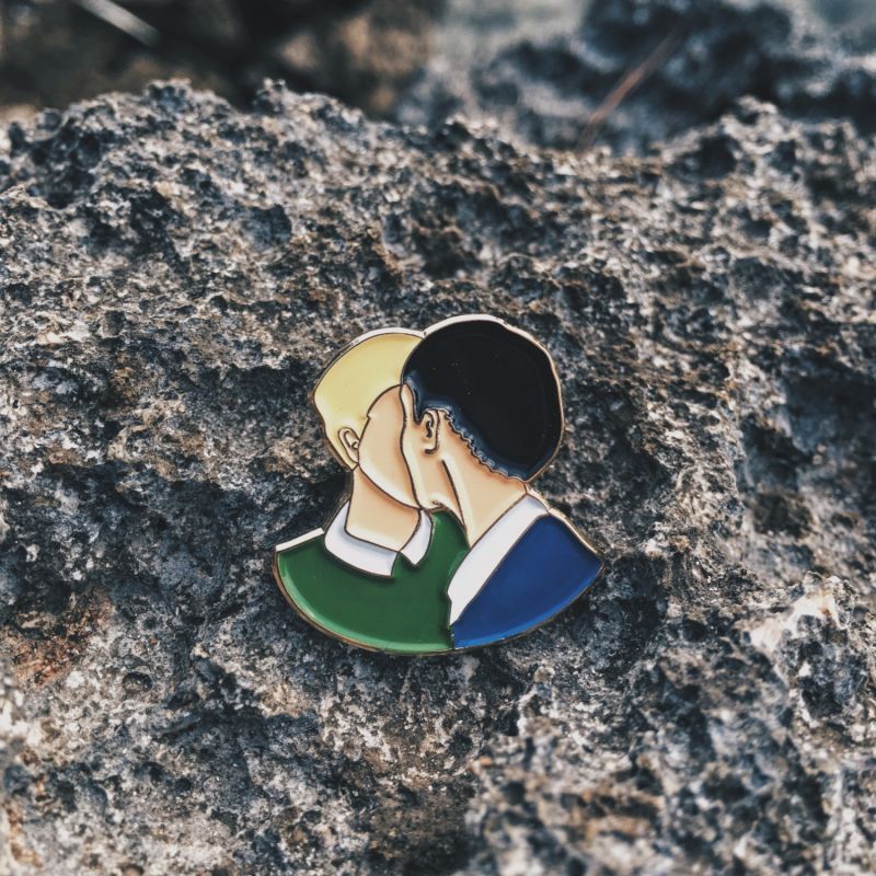 Enamel Pin Kiss image