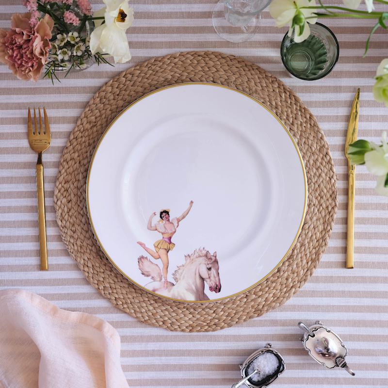 amazing-miss-rose-dinner-plate-melody-rose-london-wolf-badger