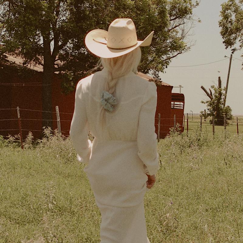 ivory western dress Western Vintage Country A-Line Wedding Dress Long Bell Sleeve V-Neck Lace  High-Low Chapel Train Ivory