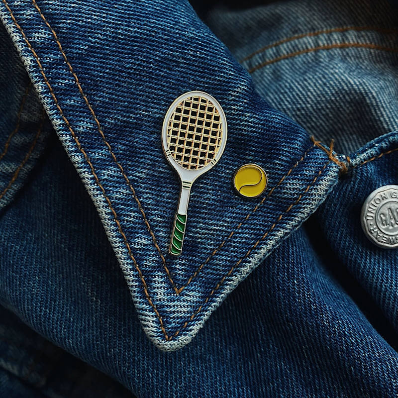 Pin's Pins Pin Enamel 18 TENNIS Grand Modèl Doré Raquette