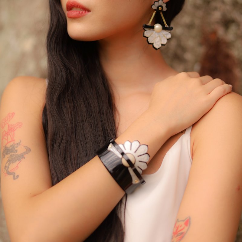 Thumbnail of Handmade Acrylic Bracelet Daisy Nacre image
