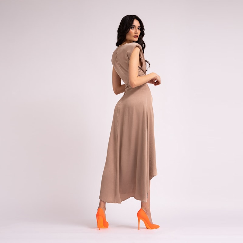 パーティードレス La Bomba Asymmetric Beige Midi Dress Jacquemus Asymmetric Beige Midi Dress - Runway Catalog