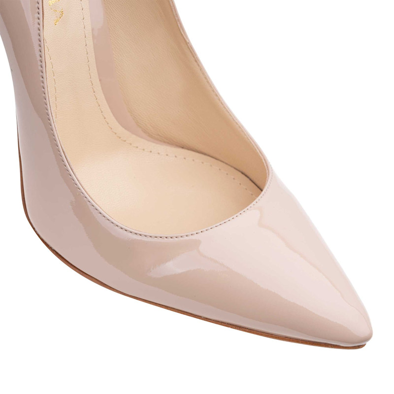 samantha-nude-shoes-in-v-patent-leather-ginissima-wolf-badger