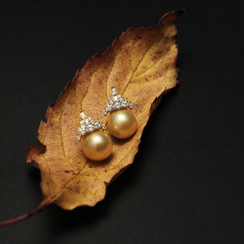 Thumbnail of Solara Golden Pearl Earrings image