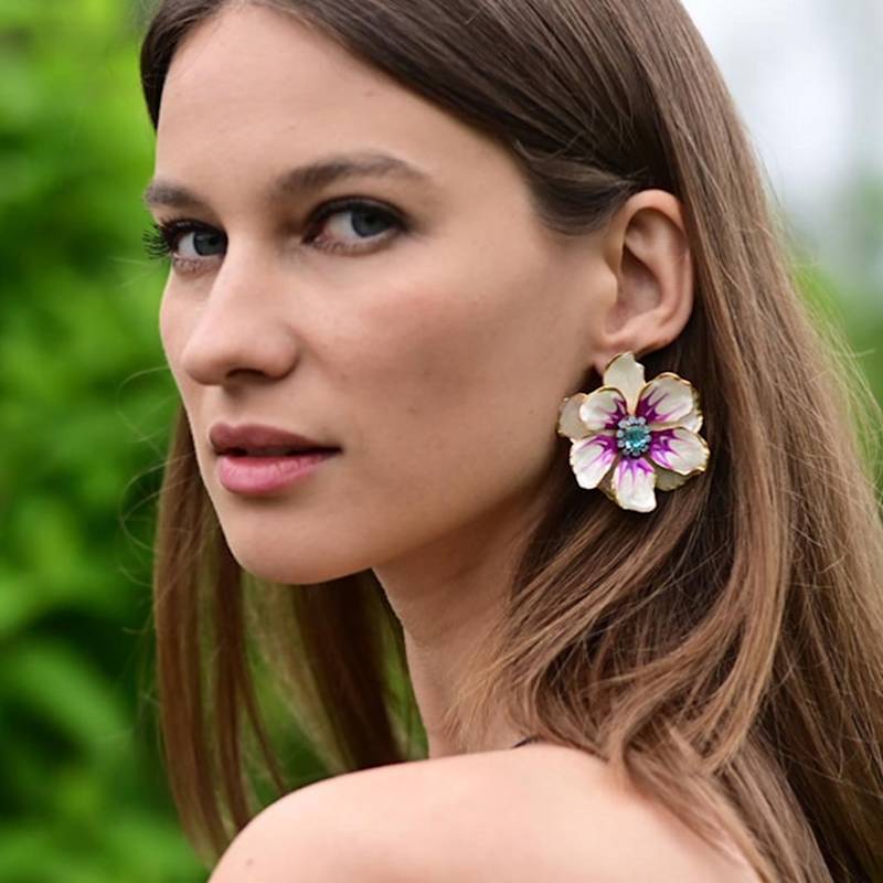Thumbnail of The Pink Reef Large Jewel Box Floral Earrings In Daisy image