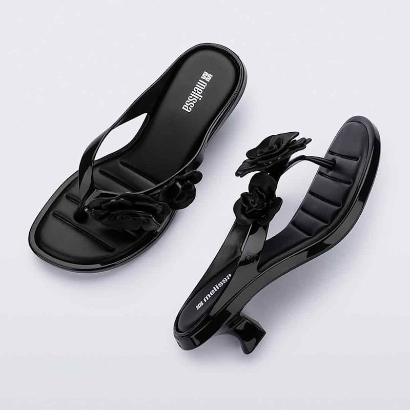 靴 Melissa Thong Kitten Heel Petal Thong Kitten Heel Petals - Black | MELISSA | Wolf & Badger