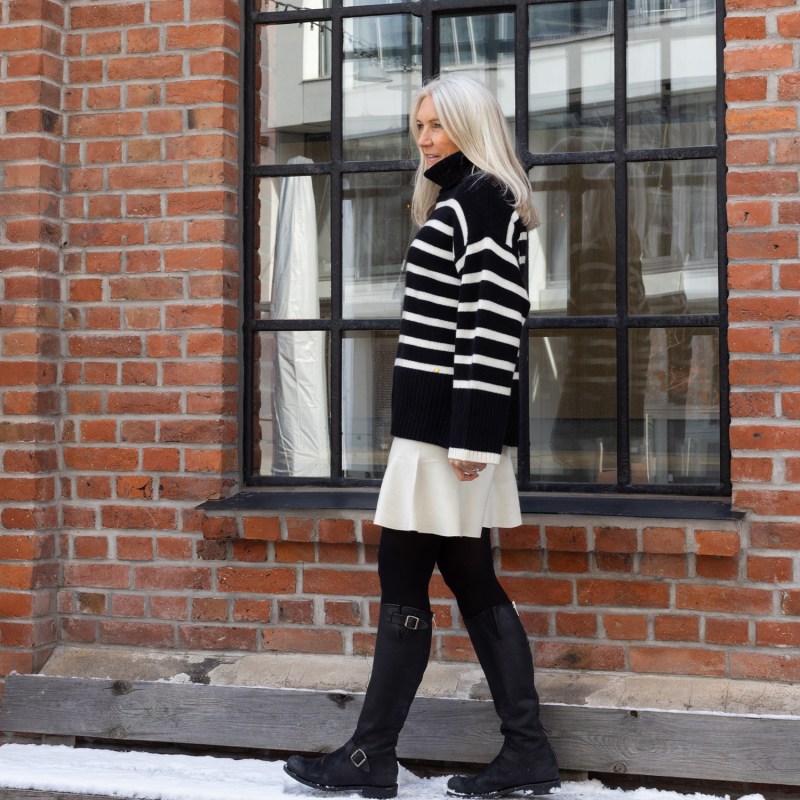 Thumbnail of Naomi Chunky Pure Cashmere Pullover With Stripes, Black With White Stripes image