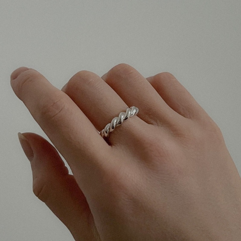 Pandora twist swirling band ring top
