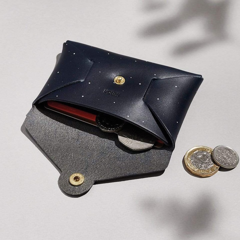 Star card holder in leather with studs