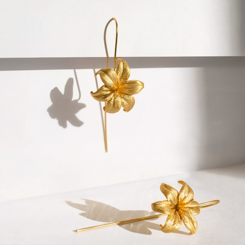 Pieces exclusive 18k plated flower studs in gold