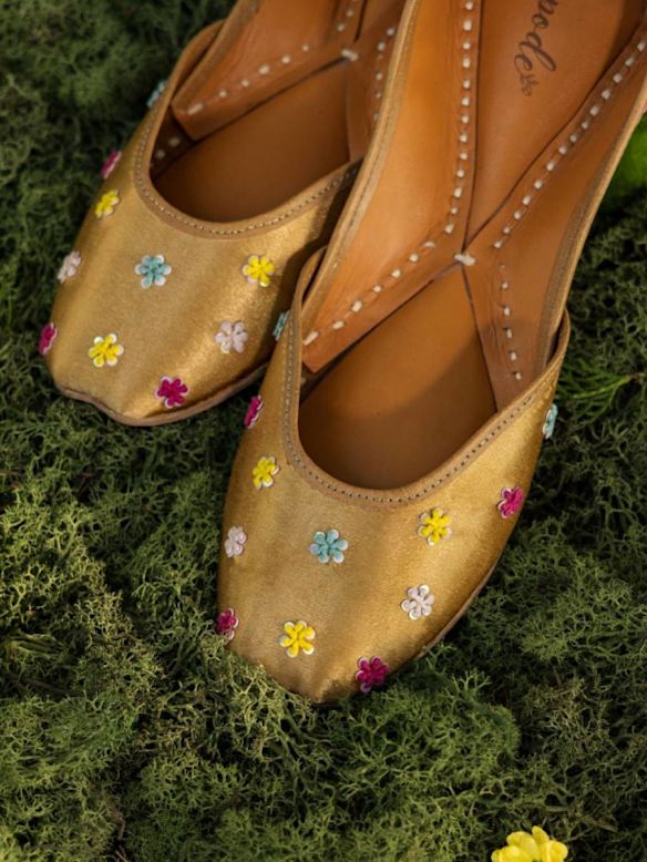 /category/women/accessories/shoes/sale/