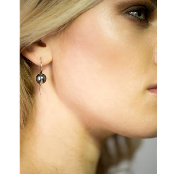 GUCCI WOMEN'S BLACK / SILVER PEARL CLAW  EARRINGS