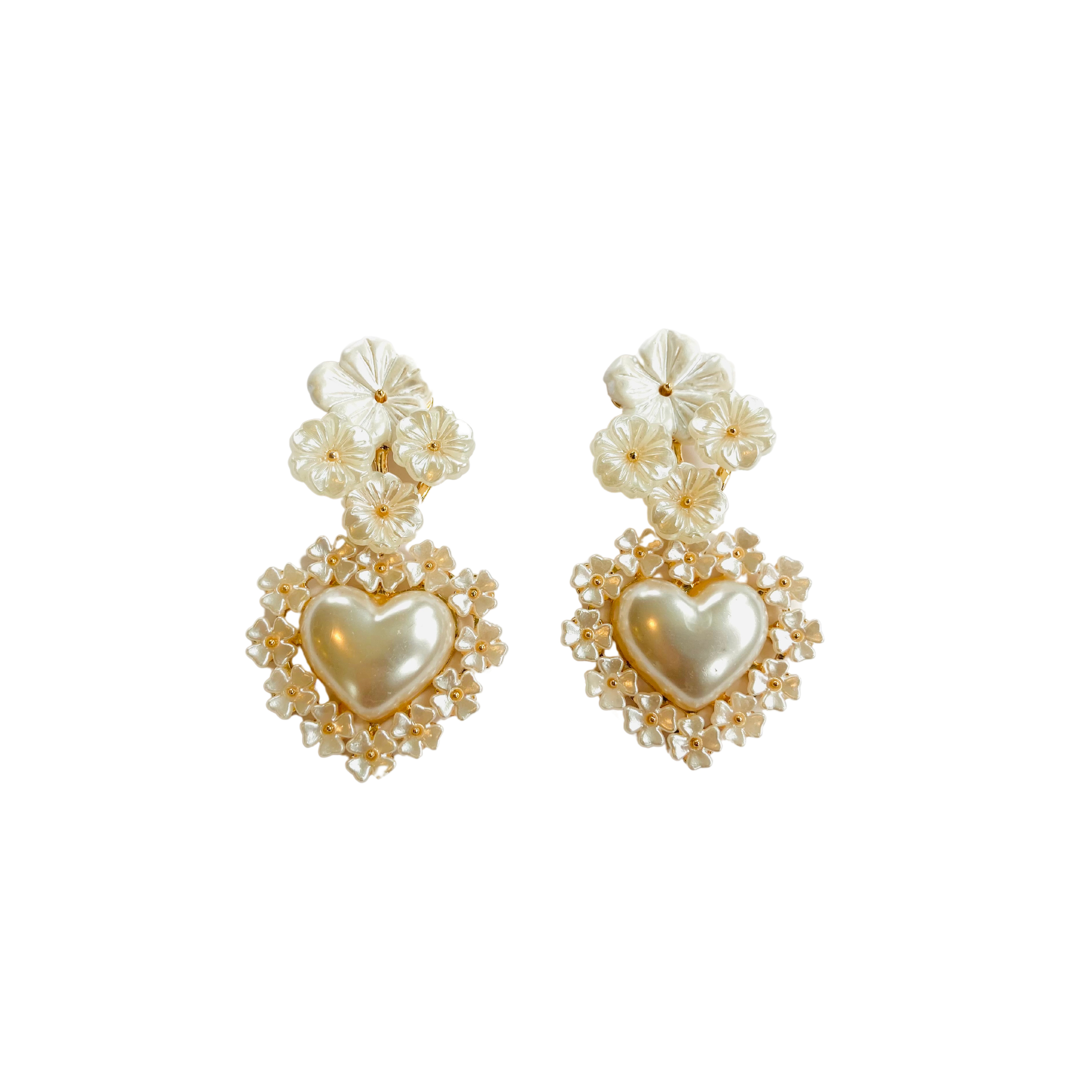 The Pink Reef Women's Neutrals Floral Cluster Heart Drop Earring In Gold