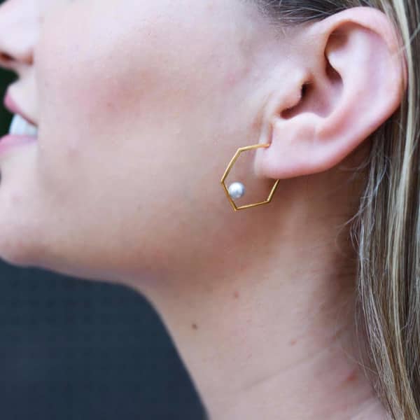 Neola Minerva Gold Earrings With White Pearl In Gold