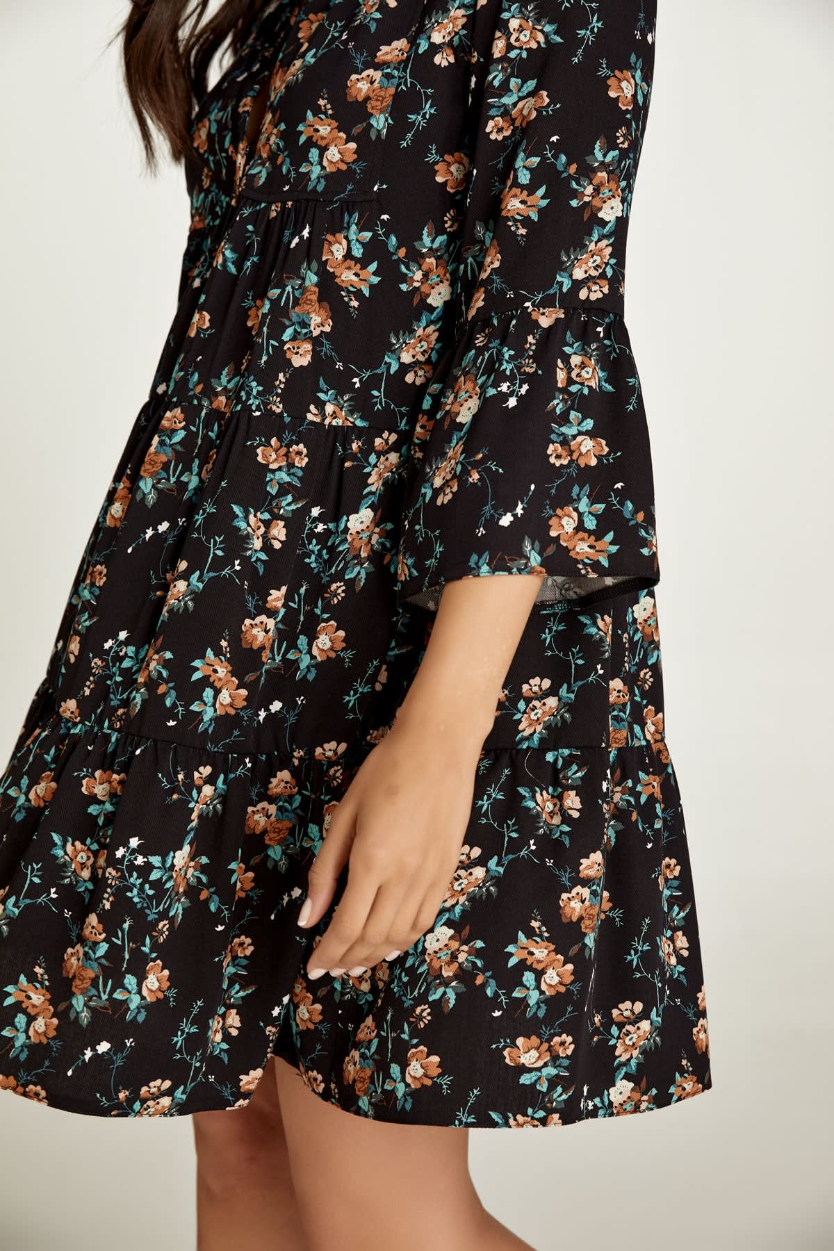Conquista Floral Print A-line Dress With Bell Sleeves - Black
