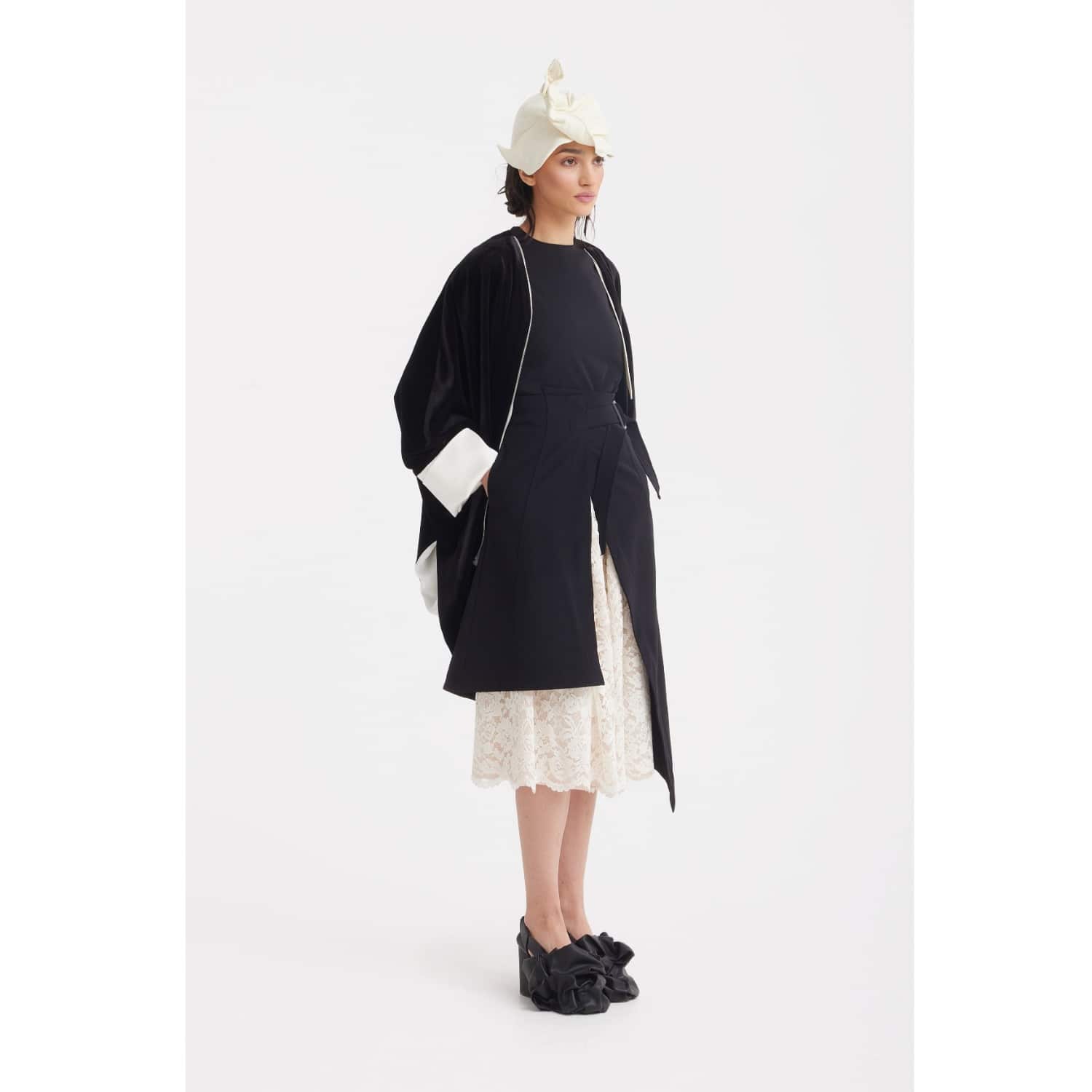 Layered Skirt With White Lace Detail Black | Julia Allert | Wolf