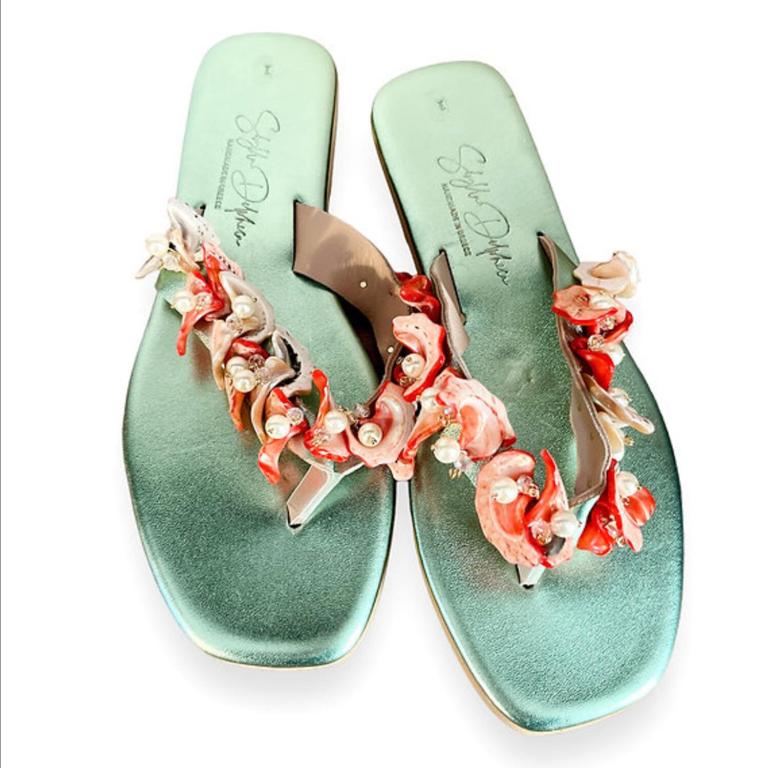 Sibylla Delphica Women's Green Meduse - Metallic Veraman Sandals With Red Mother Of Pearl Shells