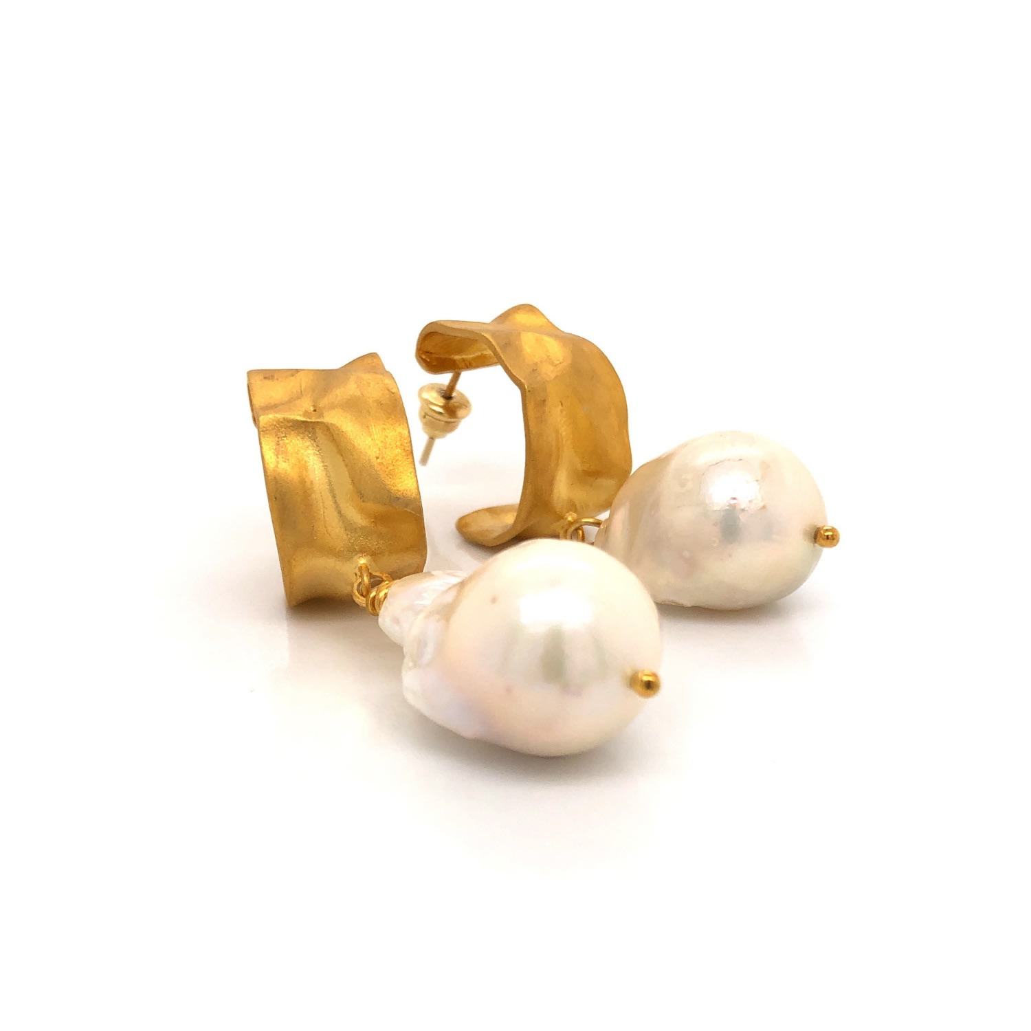 Linya Jewellery Women's Gold Baroque Pearl Matte Hammered Pattern Hoop Earring In Gold