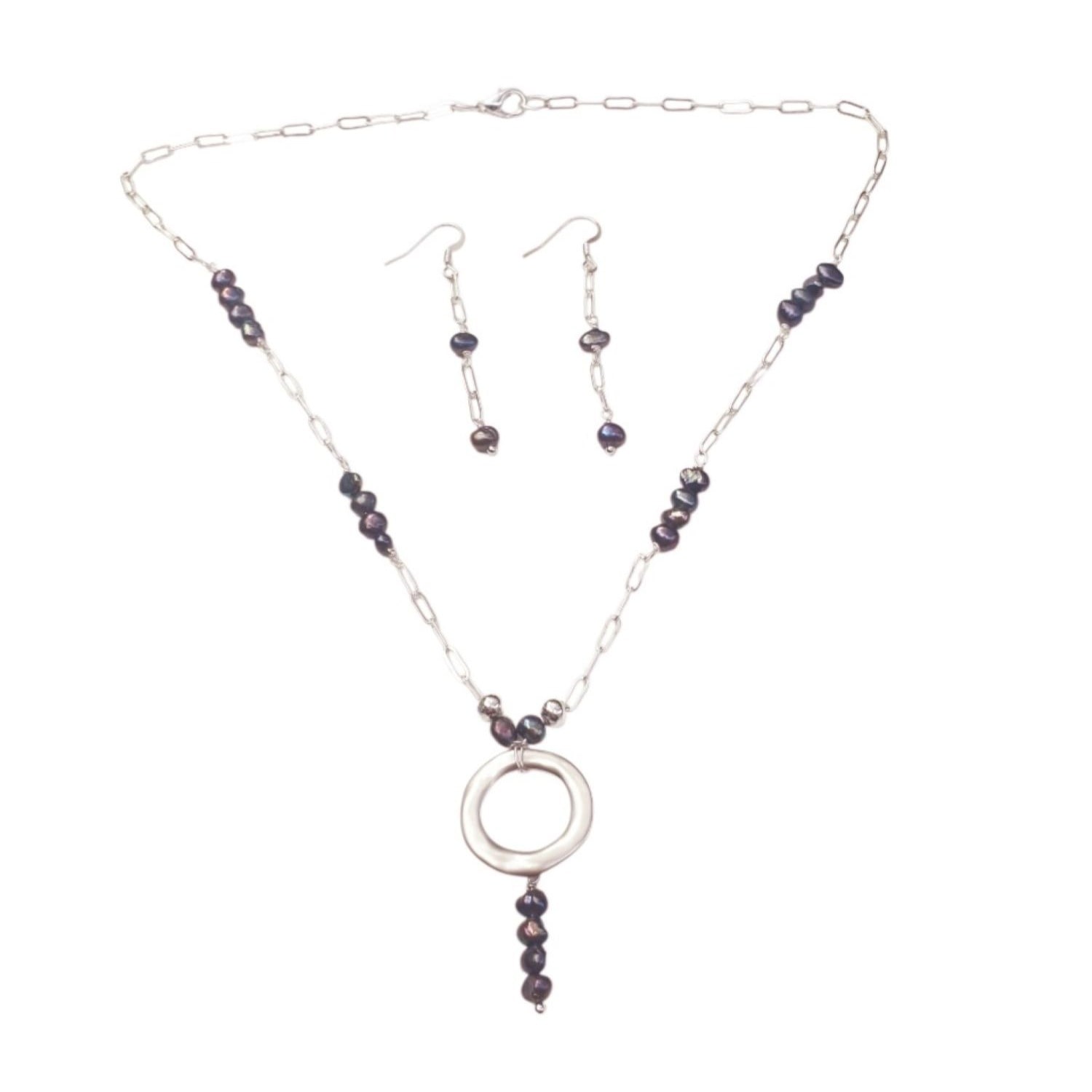 Way To Chic Women's Silver / Black Fine Silver Chain With Black Pearls And Silver Circle Pendant