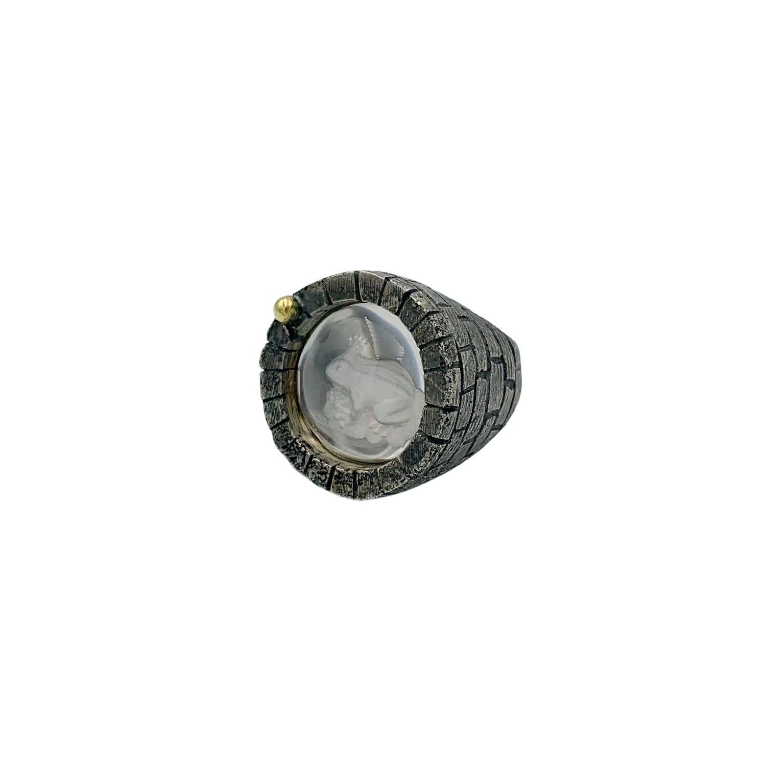 Arntz Women's Grey / Neutrals Frog In The Well Ring