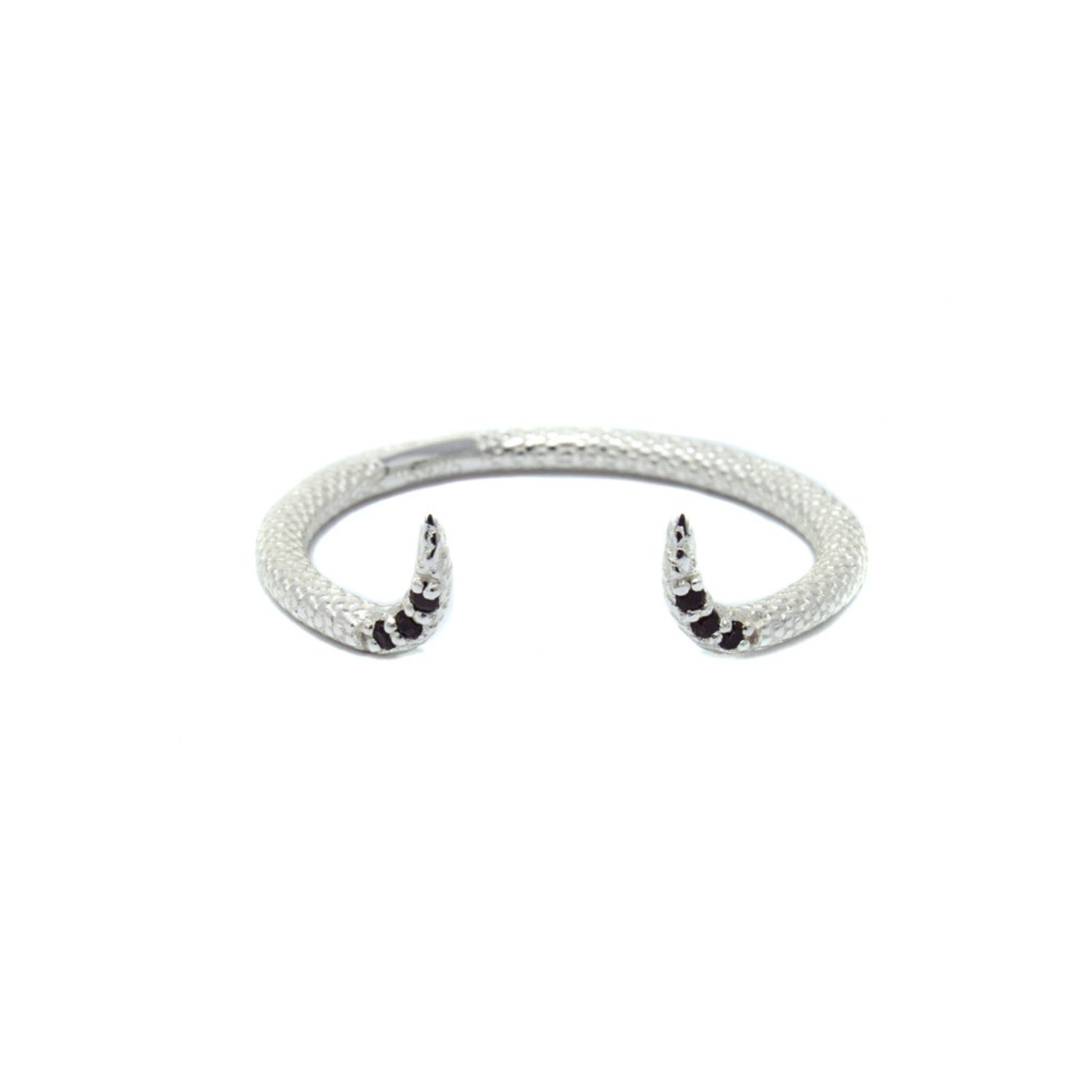Nasi Silver Women's Black Adjustable Fishtail Ring- Onyx, Silver In Metallic